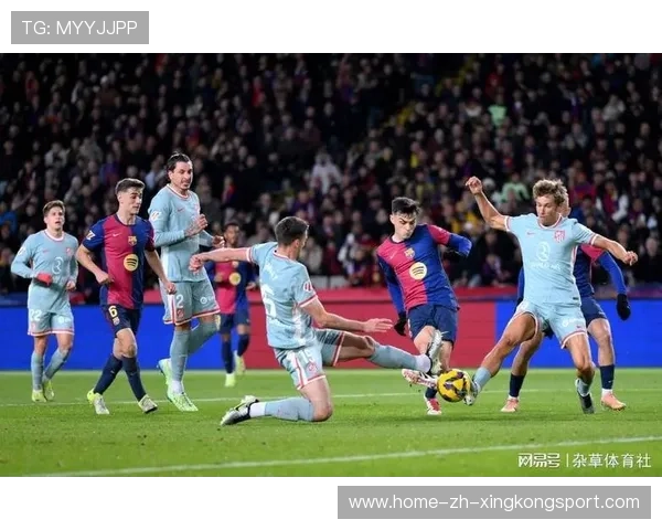 巴萨连续传递渗透到禁区，拉菲尼亚射门偏出